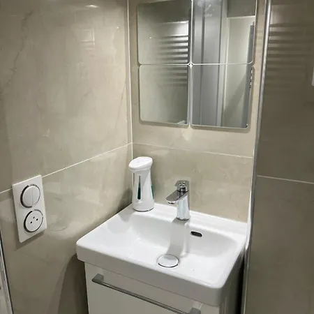 Lina - Proche Paris Et Orly