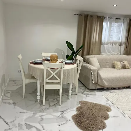 Lina - Proche Paris Et Orly *